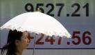 A woman walks by the stock board outside a securities firm in Tokyo, Thursday, July 8, 2010. Japan's benchmark Nikkei 225 stock index jumped 247.56 points, or 2.7 percent, to 9,527.21. (AP Photo/Koji Sasahara)

Tokio (dpa) - Der japanische Aktienmarkt hat am Donnerstag einen Höhenflug hingelegt. Angetrieben von der Rallye an der New Yorker Wall Street am Mittwoch legte der Nikkei 225 um 2,76 Prozent zu und schloss 256 Punkte höher bei 9535,74 Zählern. Der breiter gefasste Topix kletterte um 2,32 Prozent auf 861,02 Punkte.

Auf Unternehmensseite standen erneut Exporttitel hoch in der Gunst der Marktteilnehmer. Die Papiere des Elektronikkonzerns Sony und des Digitalkameraherstellers Canon legten kräftig zu, nachdem sie am Vortag noch auf dem Verkaufszettel gestanden hatten.

An der Wall Street hatte zuvor ein positiver Ausblick des Finanzdienstleisters State Street für einen freundlichen Handelsverlauf gesorgt. Dies habe den Optimismus für die bevorstehende Berichtssaison in den USA geschürt und gleichzeitig die Sorgen um ein sich verlangsamendes Wirtschaftswachstum weltweit beruhigt, betonten Börsianer.

   Auf dem japanischen Währungsmarkt wurde der Dollar mit 88,31-33 Yen gehandelt, nach 87,18-20 Yen am Mittwoch. Der Euro stieg auf 1,2657-2660 Dollar, nach 1,2583-2585 am Vorabend. Zur japanischen Währung lag der Euro bei 111,78-82 Yen, nach 109,70-74 am Mittwoch.

# dpa-Notizblock Foto: ap