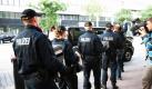 Polizisten tragen  in Hamburg Computer aus dem Gebäude der ehemaligen Al-Quds-Moschee, während sie von Kameramännern gefilmt werden. Die Hamburger Sicherheitsbehörden haben die ehemalige Al-Quds-Moschee im Stadtteil St. Georg mit sofortiger Wirkung geschlossen. Mindestens 20 Polizisten und einige Zivilfahnder hätten um sechs Uhr am Morgen zugegriffen und die Verbotsverfügung zugestellt, sagte ein Sprecher der Innenbehörde. Der hinter der Moschee stehende arabisch-deutsche Kulturverein Taiba sei verboten worden.  Foto: ddp
