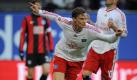 Nur einen Treffer sollten die Zuschauer in Hamburg zu sehen bekommen. Marcell Jansen erzielt diesen beim 1:0-Sieg gegen Berlin. Foto: dpa