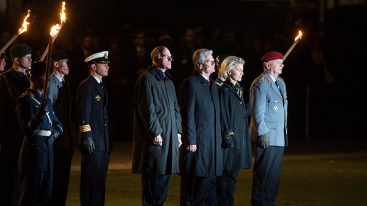 Ursula von der Leyen, Bundespräsident Joachim Gauck, Bundestagspräsident Norbert Lammert und General Volker Wieker beim Großen Zapfenstreich im Jahr 2015.