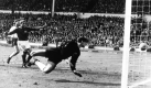 Geoffrey Hurst hat gerade das berühmte Wembley-Tor erzielt, oder besser gesagt nicht erzielt. Der Ball springt auf die Linie und wird dann vom Kölner Wolfgang Weber über das Tor geköpft. Foto: news.de/dpa