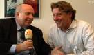 Calmunds Phrasen und Sprüche sind wie geschaffen fürs Fernsehen: In seiner zweiten Karriere betätigt sich der gebürtige Brühler auch als Interviewer, hier mit dem früheren Nationalmannschaftskeeper Harald Toni Schumacher. Foto: news.de