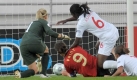 Birgit Prinz (M.) erzielt gegen Torfrau Rachel Brown (l.) und Anta Asante (oben) das 1:0. Foto: dpa
