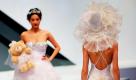 Zwei Models führen bei der Hong Kong Fashion Week Kreationen von chinesischen Designern vor. Foto: ap