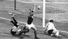 Jürgen Sparwasser nutzte 1988 ein Altherrenspiel des 1. FC Magdeburg in Saarbrücken zur Flucht. Sein Verrat wog besonders schwer, hatte er doch 1974 bei der Weltmeisterschaft im einzigen Vergleich mit der BDR das Tor zum 1:0-Sieg erzielt. Fußballtrainer Karl-Heinz Feldkamp vermittelt Sparwasser nach seiner Ankunft im Westen zu Eintracht Frankfurt, wo er als Co-Trainer arbeitete. Im Profifußballgeschäft fand Sparwasser allerdings keine Erfüllung. Foto: dpa