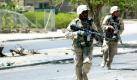 ARCHIV - US-Soldaten der 1. Kavaleriedivision vom Stützpunkt Fort Hood in Texas überqueren bei einem Feuergefecht am 18.08.2004 in Sadr City in Bagdad eine Straße. Ein Militär-Psychiater hat am Donnerstag (05.11.2009) auf dem größten Militärstützpunkt der USA ein Blutbad angerichtet - möglicherweise, weil er über seinen bevorstehenden Einsatz im Irak aufgebracht war. Der Offizier tötete in Fort Hood (Texas) 12 Menschen und verletzte 31 weitere zum Teil schwer, bevor er selbst durch mehrere Schüsse gestoppt und festgenommen wurde. Foto: David P. Gilkey +++(c) dpa - Bildfunk+++ Foto: dpa