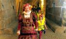 Im Museum der Festung Dresden führt Jutta Nestler im herzöglichen Gewand Mädchen und Jungen der Kita Pünktchen durch die 500 Jahre alten Gewölbe unter der Brühlschen Terrasse. Die Festung ist eines von 19 Ausflugszielen der Staatlichen Schlösser, Burgen und Gärten in Sachsen, die spezielle Führungen für Kinder anbieten. Foto: dpa