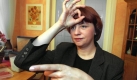 Andrea Schulz ist Gebärdensprachendolmetscherin. In Deutschland gibt es rund 450 Dolmetscher für die Zeichensprache, der Bedarf liegt jedoch bei mehreren Tausend. Denn Gehörlose brauchen Dolmetscher zum Beispiel vor Gericht oder bei medizinischen Behandlungen, um Mißverständnisse auszuschließen.
 Foto: dpa