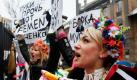 Demonstranten von der ukrainischen Frauenrechtsgruppe Femen protestieren vor einem Gerichtsgebäude in Kiew gegen die Inhaftierung einer Mitstreiterin. Auf den Plakaten ist zu lesen Hände hoch, Femen. Oppositionspolitiker und Demokraten behaupten, Präsident Viktor Yanukovych trete die ukrainische Verfassung mit Füßen und missbrauche seine politische Macht. Foto: dapd