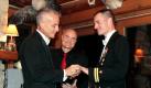 Lieutenant Gary Ross (rechts) sagt «Ja»: Der homosexuelle Navy-Soldat musste seine sexuelle Neigung bisher verschweigen. Die sogenannte «Don´t ask, don´t tell»-Regel des US-Militärs untersagte den offenen Umgang mit Homosexualität. Heute endete die umstrittene Regel auf Drängen der Homosexuellenbewegung. Ross nutzte die Chance und gab sich exakt um Null Uhr das Ja-Wort mit seinem Mann Dan Swezy. Foto: dapd