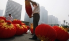 Am 1. Oktober feiert die Volksrepublik China den 60. Jahrestag ihrer Gründung. Als Vorbereitung auf das Fest platziert einChinese hier Laternen am Straßenrand in Peking. Foto: ap