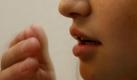 Erkältungen mit Husten und Schnupfen gehören zu den häufigsten Wehwehchen, die daheim selbst verarztet werden. Deshalb: Hustensaft oder -tropfen sowie ein gut verträgliches Nasenspray gehören zur Grundausstattung einer jeden Hausapotheke. Foto: dpa