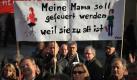 Teilnehmer einer Demonstration von Siemens-Beschäftigten stehen am Mittwoch (02.12.2009) auf dem Odeonsplatz in München (Oberbayern) vor einem Plakat mit der Aufschrift 'Meine Mama soll gefeuert werden weil sie zu alt ist'. Die Beschäftigten aus München, Erlangen, Berlin und anderen Siemens-Standorten warfen dem Konzern vor, systematisch Stellen abzubauen und dies unter dem Schlagwort 'Portfoliopolitik' zu verschleiern. Foto: Andreas Gebert dpa/lby +++(c) dpa - Bildfunk+++ Foto: dpa