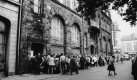 Momentaufnahmen - Whrungsunion
13. Juni 1990 , Gotha, Kreissparkasse in der Lutherstrae, Schlange beim Umstellen der Konten, Foto: Museum fr Regionalgeschichte und Volkskunde Gotha, Nachlass Ernst Prause. Quelle: Deutsche Kinemathek Foto: Nachlass Ernst Prause / Deutsche Kinemathek