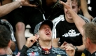 Japan-Sieger Vettel bekommt nach der Sektdusche auf dem Podest eine zweite vom Team. Red Bull ist nun wieder am Team Brawn-GP dran. Vettels Rückstand auf Rubens Barrichello beträgt nur zwei Punkte. Foto: dpa