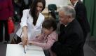 Präsidentschaftskandidat Jaroslaw Kaczynski mit seiner Nichte Maria und deren Tochter Ewa bei der Stimmabgabe in Warschau. Foto: dpa