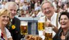 Das erste Bier bekam traditionell der Landesvater Bayerns. Ministerpräsident Horst Seehofer (CSU) ließ sich die Maß in trauter Runde schmecken. Foto: dapd