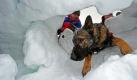 Die Hundeführer Winfried Strunz (links) und Andreas Schütz von der Bergwacht proben mit Schäferhund Balu unterhalb der Alpspitze im Zugspitzmassiv bei Garmisch-Partenkirchen in Oberbayern die Suche nach Lawinenopfern. Alljährlich bildet die Bergwacht des Bayerischen Roten Kreuzes junge Hunde zu Lawinensuchhunden aus.  Foto: dpa