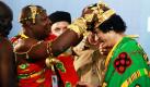 Der lybische Regierende Moammar Gadhafi erhält in afrikanischer Stammeskleidung Geschenke der Stammesführer. Gadhafi wohnte der Auftaktzeremonie der zweiten Konferenz der Könige, Sultans, Prinzen, Scheichs und Oberbürgermeister von Afrika bei, die in Tripoli in Lybien stattfindet.  Foto: ap