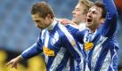 Sieg des Underdogs: Der VfL Bochum hat den ersten Heimsieg unter Trainer Heiko Herrlich geholt. Das Tor zum 1:0 schoss der Slowake Stanislav Sestak (links). Ex-Nationalspieler Paul Freier bejubelt den Treffer euphorisch. Foto: ddp