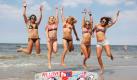 Die Kitesurferinnen Sofia Lennartsson (von links) aus Schweden, Nuria Goma aus Spanien, Hannah Whiteley aus England, Angela Peral aus Spanien und Holly Kennedy aus England hoffen auf eine gute Platzierung beim Palmolive Kitesurf World Cup 2010 am Strand von St. Peter Ording. Der Wettbewerb ist mit 115 Teilnehmern aus 22 Nationen das größte Kitesurf-Event weltweit. Foto: dpa