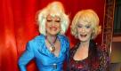 Und was macht Lilo Wanders sonst? Derzeit ist sie auf Lesereise unterwegs inDeutschland und trägt Erotisches aus der Weltliteratur vor. Hier posiert sie mit Drag Queen Olivia Jones. Wer ist die Schönste? Foto: dpa