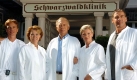 Insgesamt werden zwei Revivals der Erfolgsserie gedreht, die 2005 ausgestrahlt werden. Neu dabei, neben Wussows Sohn Alexander, ist auch Eva Habermann (2. v. r.), die dessen Frau Sophie spielt. Foto: dpa