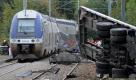 Unglaublich: Zum zweiten Mal knallt am 12. Oktober 2011 an einem Bahnübergang beim französischen Rennes ein Regionalzug auf einen Laster. Zwei Passagiere sterben, sechs werden schwer verletzt. Der Zug war unterwegs nach Saint-Malo. Am Bahnübergang stand das Signal zwar auf Rot, die Schranke war jedoch noch nicht gesenkt, und der LKW fuhr auf die Schienen. Der Fahrer konnte sich retten. Vier Jahre zuvor hatte sich dort eine ähnliche Kollision ereignet. Foto: dpa