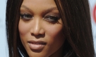 Tyra Banks greift seit ihrem 17. Lebensjahr auf Haarverlängerungen und Perücken zurück. In ihrer eigenen Talkshow zeigte sich das ehemalige Topmodel nun erstmals mit ihren natürlich krausen Haare. Doch nur für kurze Zeit, dann ließ sie sich eine lockige Mähne frisieren. Aber diesmal immerhin ohne Kunsthaar. Foto: dpa