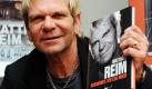 Der Sänger Matthias Reim stellt in Berlin sein autobiografisches Buch Verdammt, ich leb noch vor. Reim war ganz oben und ganz unten. Nun will der Schlagersänger mit neuer CD, großer Tournee und einem Buch wieder durchstarten. Und das klappt ganz gut: Das neue Album Sieben Leben ist bereits ein Charterfolg, am 12. Februar geht der 53-Jährige auf große Deutschland-Tour - nun kommt seine Autobiografie auf den Markt.  Foto: dpa