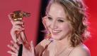 Schauspielerin Anna Maria Muehe freut sich am Donnerstag (02.02.06) in Berlin waehrend der Verleihung der Goldenen Kamera 2006 ueber ihre Auszeichnung. Muehe erhielt die Lilli Palmer-Gedaechtniskamera als beste Nachwuchsschauspielerin. Die Goldene Kamera wurde in diesem Jahr zum 41. Mal verliehen. Foto: ddp