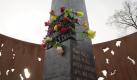 Künstliche Blumen stecken am Samstag (26.11.11) am Denkmal für die Opfer des Oktoberfest-Attentats im Jahr 1980 in München bei der Theresienwiese. Foto: dapd