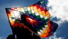 Ein Einheimischer überzieht eine Statue des bolivanischen Nationalhelden Simon Bolivar mit der Qullasuya, einer Flagge in den traditionellen Farben der südamerikanischen Inka-Provinzen. Bolivien feiert derzeit den Kolumbustag  den Tag, an dem Christopher Kolumbus Amerika entdecke. Foto: dapd