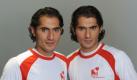 Die Fußballprofis Halil (r) und Hamit Altintop zeigen während eines Fototermins für eine Kampagne der Deutschen Knochenmarkspenderdatei am 07.06.2009 in Düsseldorf das Logo der DKMS. Leukämie ist eine oft tödliche Krankheit, wenn sich kein passender Knochenmarkspender findet. 80 Prozent der Patienten kann inzwischen allerdings geholfen werden, weil sich immer mehr Deutsche zu einer Knochenmarkspende bereiterklären. Jetzt hat die Deutsche Knochenmarkspenderdatei (DKMS) mit Sitz in Tübingen den zweimillionsten potenziellen Spender aufgenommen, wie die Organisation am Freitag (25.09.2009) in Tübingen mitteilte. 
 Foto: dpa