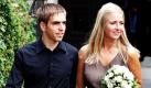 Hier sind Glückwünsche angebracht: Nationalspieler Philipp Lahm verlässt gemeinsam mit seiner frisch angetrauten Ehefrau Claudia das Standesamt in Aying bei München. Foto: ap