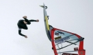 Der französische Surfer Antoine Albeau springt über eine Welle und wird dabei von seinem Surfbrett geschleudert. Vor Sylt zeigen die besten Surfer der Welt spektakuläre Sprünge.  Foto: dpa