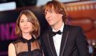 US-Erfolgsregisseurin Sofia Coppola kehrt für ihre zweite Hochzeit an den Ort zurück, aus dem ihr Urgroßvater einst nach Amerika emigrierte: Bernalda im süditalienischen Basilikata. Coppola (40) wolle dort an diesem Samstag ihren Lebensgefährten Thomas Mars, Sänger der französischen Indie-Band «Phoenix», ehelichen, berichtete die italienische Nachrichtenagentur Ansa. 

Hollywoodstars würden nicht dabei sein, habe Vater Francis Ford Coppola gesagt, wohl aber der Regisseur George Lucas. Die Trauzeugen seien «top secret», dürften aber wegen des intimen Rahmens kaum Kino-Berühmtheiten sein.

Die Trauung der New Yorker Regisseurin («Somewhere», «Lost in Translation») soll im Palazzo Margherita stattfinden. Das ist ein altes Anwesen, das die Familie Coppola erworben hatte, um es zu einem luxuriösen Hotelressort umzubauen. Etwa 65 Freunde und Verwandte der Brautleute werden den Berichten zufolge erwartet. Bürgermeister Leonardo Chiruzzi nehme den beiden am frühen Abend das Ja-Wort ab. In Bernalda hielten sich die Gerüchte, dass doch Stars wie Sylvester Stallone, Nicolas Cage oder Robert De Niro dort erscheinen könnten.

Sofia Coppola macht es beruflich mit viel Erfolg ihrem Vater nach, der vor allem bei der «Paten»-Trilogie Regie führte. Thomas Mars und sie leben seit Jahren mit ihren beiden Töchtern in Paris. Von 1999 bis 2003 war sie mit dem Regisseur Spike Jonze verheiratet. Foto: dpa