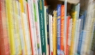 V wie Vergriffen und Verramschen
Stze wie Das Buch ist leider vergriffen hren Bcherfreunde gar nicht gerne. Einige Bcherfreunde finden es auch schlimm, wenn Bcher zu Billigpreisen verramscht werden wie alte Semmeln. Andere mit einem schmalen Geldbeutel finden das aber wieder in Ordnung. Eine chaotische Bcherwelt. Foto: dpa
