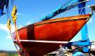 Ein Segelboot aus Holz wird in der Werft Rammin in Barth nach der langen Winterpause wieder ins Wasser gehoben. In der Werft werden vor allem traditionelle Holzboote, aber auch moderne Yachten repariert und gelagert. Foto: dpa