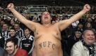 A Newcastle United supporter reacts after his team gained promotion back to the Premier League, ahead of their English League Championship soccer match against Sheffield United at St James' Park, Newcastle, England, Monday, April 5, 2010. (AP Photo/Scott Heppell) ** NO INTERNET/MOBILE USAGE WITHOUT FOOTBALL ASSOCIATION PREMIER LEAGUE(FAPL)LICENCE. CALL +44 (0) 20 7864 9121 or EMAIL info@football-dataco.com FOR DETAILS ** Foto: ap
