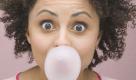 Ist Zähneputzen im hektischen Arbeitsalltag mal nicht möglich, kann ein zuckerfreies Zahnpflegekaugummi hilfreich sein. Foto: news.de