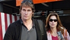 Model Cindy Crawford und ihr Ehemann Rande Gerber vor dem Flughafen in Mexiko-Stadt (Archivfoto vom 04.12.2004). Cindy Crawford berät ihren Ehemann nach Kräften, wenn es um neue Trends und Modefragen geht. Wie die «Sun» auf ihrer Website meldet, schlüpft das Supermodel in den eigenen vier Wänden sogar regelmäßig in Outfits von Kellnerinnen und Bardamen. Crawfords Gatte Rande Gerber ist Nachtclubbesitzer und kümmert sich auch um das äußere Erscheinungsbild seines Personals. 
 Foto: dpa