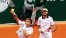 Tennis World Team Cup in Düsseldorf: Die Franzosen Jeremy Chardy (rechts) und Nicolas Mahus schlagen beim Doppel gegen die deutschen Philipp Kas und Christopher Kohlschreiber zurück. Die Franzosen setzten sich mit 6:3, 3:6 und 10:5 durch. Foto: dpa