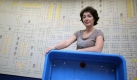 Die Kundenbetreuerin des Bagage Control Centers des Frankfurter Flughafens, Elena Elkhanova, mit einer Beförderungswanne für Koffer. Foto: dpa