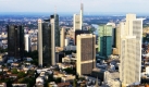 Blick vom Messeturm auf die Skyline mit den Bankenhochhäusern in Frankfurt am Main (Archivfoto vom 12.05.2007, Illustration zum Thema Bankenlandschaft). Von den 15 Städten mit der höchsten Lebensqualität auf der ganzen Welt liegen einer Befragung von Geschäftsleuten zufolge gleich sechs in Deutschland. Düsseldorf, Frankfurt am Main und Bonn schnitten bei einer Umfrage der Personalberaterfirma ECA International am besten ab und schafften es alle auf dem siebten Rang, teilte das Unternehmen mit Sitz in London am Mittwoch (11.03.2009) in München mit. Foto: dpa