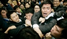 Parliament security officials struggle with opposition parties members who have been staging a sit-down demonstration in front of a main entrance of the parliament plenary session hall at the National Assembly in Seoul, South Korea, Saturday, Jan. 3, 2009. Lawmakers scuffled with security guards when the guards moved in to forcibly remove opposition legislators who had been camped out in parliament for nine days in a standoff with President Lee Myung-bak's ruling party.(AP Photo/Ahn Young-joon) Foto: ap