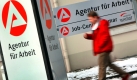 Ein Mann geht am Dienstag (03.01.2006) an den Hinweisschildern vor der Agentur für Arbeit in Wismar vorbei. Die Zahl der Arbeitslosen in Deutschland ist imDezember 2005 lediglich um 75.000 auf 4.606.000 gestiegen. Das war der geringste saisonale Anstieg in einem Dezember seit der Wiedervereinigung. Die Arbeitslosenquote erhöhte sich um 0,2 Punkte auf 11,1 Prozent.
 Foto: dpa