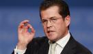 Bundesverteidigungsminister Karl-Theodor zu Guttenberg (CSU) gestikuliert am Montag (15.11.10) in Karlsruhe waehrend seiner Rede auf dem Bundesparteitag der CDU. Die Delegierten berieten ueber eine gemeinsame Empfehlung der Parteifuehrungen von CDU und CSU zur Aussetzung der Wehrpflicht. Zu Guttenberg stellte den Antrag des Bundesvorstandes zur 'Zukunft der Bundeswehr' vor. Der CSU-Parteitag hatte dem bereits Ende Oktober zugestimmt. (zu dapd-Text) Foto: Daniel Kopatsch/dapd Foto: ap