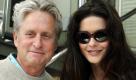 Das Schauspieler-Ehepaar Michael Douglas (l) und Catherine Zeta-Jones, aufgenommen bei Barcelona an der Formel 1 Rennstrecke (Archivfoto vom 09.05.2004). Am 25. September 2004 wird Michael Douglas 60 Jahre alt. Oft warnte ihn sein Vater Kirk Douglas, die Schauspielerei sei nichts für ihn - doch Sohn Michael ließ sich nicht abhalten und studierte Drama an der Universität von Kalifornien. Heute ist der Oscar-Gewinner einer der bekanntesten US-Schauspieler
 Foto: dpa