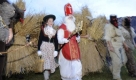 Buttenmandl, Krampusse und der Nikolaus laufen waehrend der sogenannten Buttenmandl-Parade am Sonntag, 29. November 2009, ueber eine Wiese unweit der Ortschaft Bischofswiesen-Loipl. Buttenmandl und Krampusse sind unverheiratete Maenner, gekleidet mit Stroh, Tiermasken und grossen Kuhglocken, die in der Vorweihnachtszeit zusammen mit dem Nikolaus von Haus zu Haus ziehen. Waehrend ihres lautstarken traditionellen Umzuges, der von zahlreichen Einwohnern begleitet wird, bringen Buttenmandl und Krampusse in Bayern den fleissigen Menschen Glueck und den untaetigen bringen sie Schlaege. (AP Photo/Christof Stache) --- People dressed as so called Buttenmandl and Krampusse accompany a man dressed as Saint Nicholas as they walk during the traditional Buttenmandl pararde near their village Bischofswiesen-Loipl, southern Germany, on Sunday, Nov. 29, 2009. Buttenmandl and Krampusse are unmarried men, dressed in straw and skins with animal masks or fur hoods over their heads and wearing large cow-bells tied around their necks with which they make loud noise. During the Advent season they follow Saint Nicholas from house to house to bring luck to the hard-working or to punish the idle. (AP Photo/Christof Stache) Foto: ap